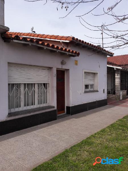 3 LOCALES EN ESQUINA CON DEPTO + CHALET 3 AMBIENTES. LURO Y