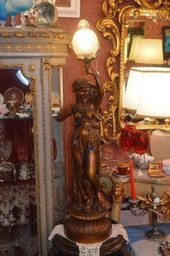 Antiguo Petit Bronce Figura Mujer Con Luminaria Y Tulipa