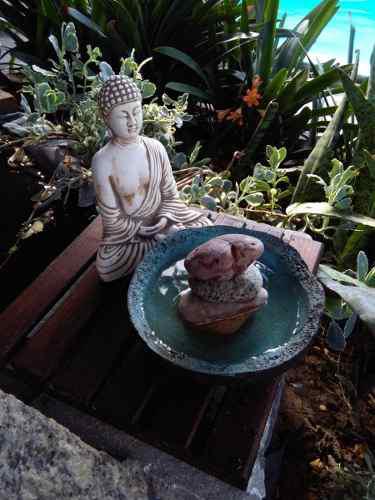 Jardin Zen De Diseño Con Tarima Buda Y Cuenco