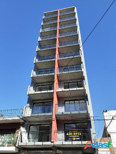 MONOAMBIENTE DIVISIBLE EN ABASTO - MUY COMODO Y LUMINOSO -