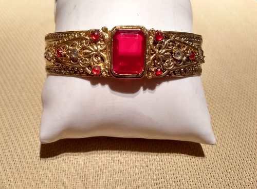 Antigua Pulsera Brazalete Enchapada En Oro Gran Piedra Roja