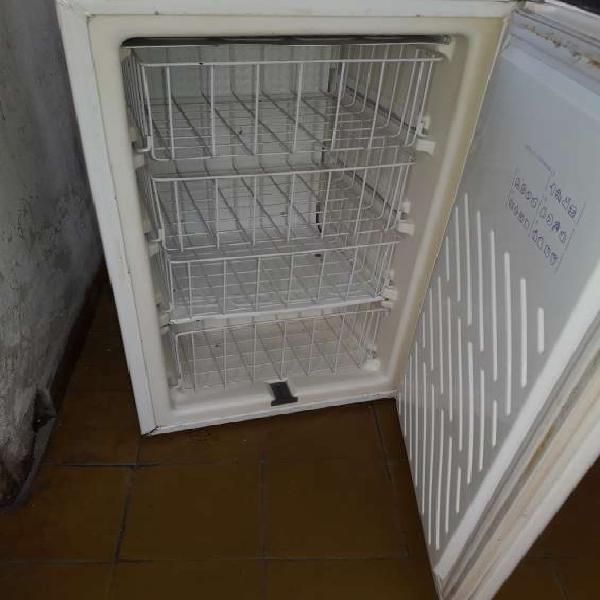 Freezer vertical whirlpool modelo afg200 en Córdoba