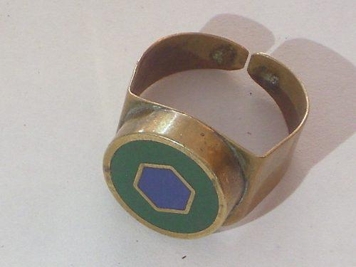 Antiguo Anillo De Bronce Con Centro Esmaltado Color Verde