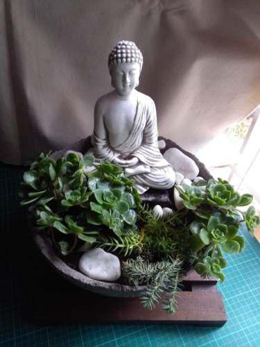 Jardin Zen Con Buda Y Plantas Naturales