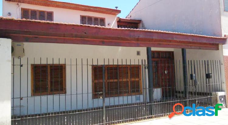 Chalet de 3 dorm C/garage, patio y quincho cubierto.