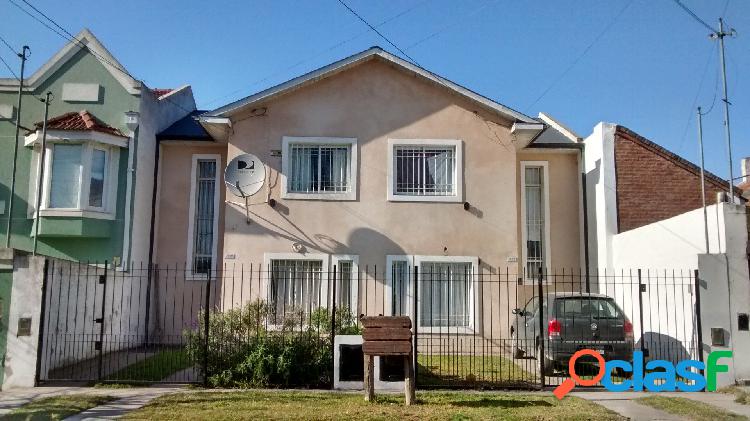 DUPLEX DE 3 AMBIENTE CON PARQUE Y ENTRADA DE AUTO