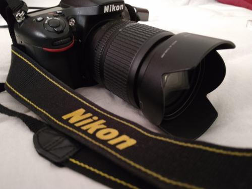 Nikon D7100 + Nikon Af-s Dx Nikkor 18-105mm + Extras!