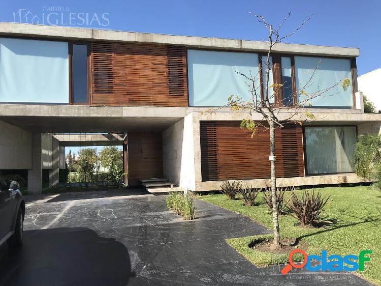 Casa con diseÃ±o moderno al lago central en venta