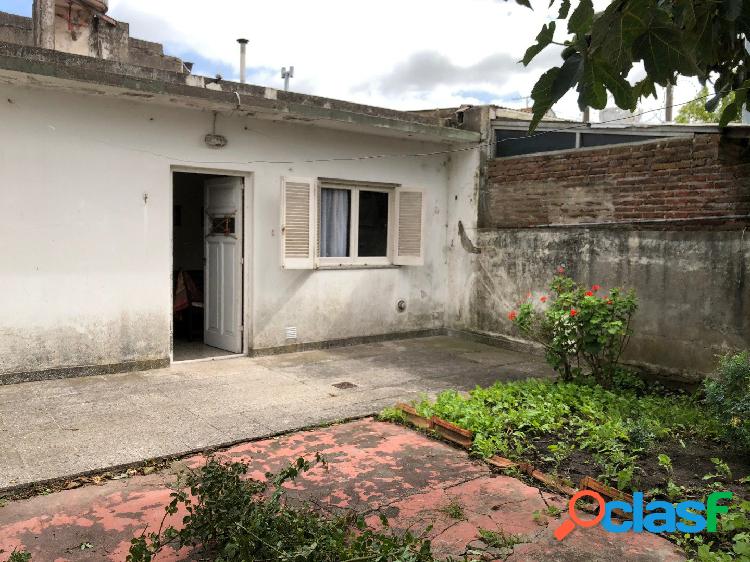 ---EN VENTA---OFRECEMOS UNA AMPLIA CASA, sobre lote de 10 x