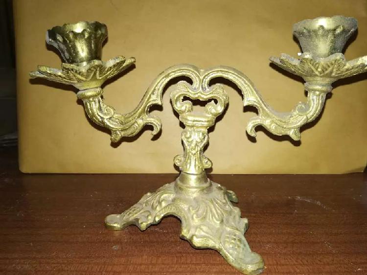 Antiguo candelabro de bronce para dos velas