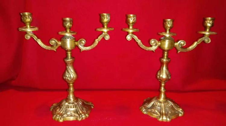 Candelabros antiguos de bronce de tres velas