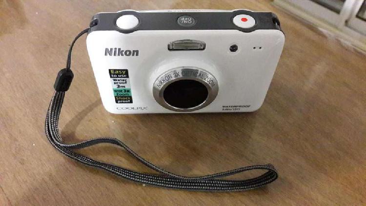 Cámara digital sumergible Nikon Coolpix S30