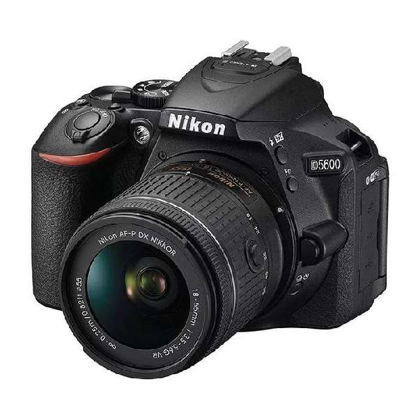 Nikon D5600 + kit 18-55 mm