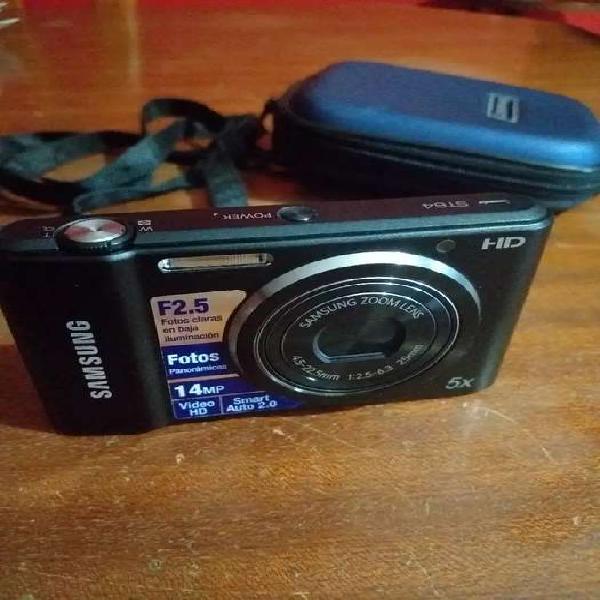 Vendo cámara de fotos Samsung HD con funda. Usada.