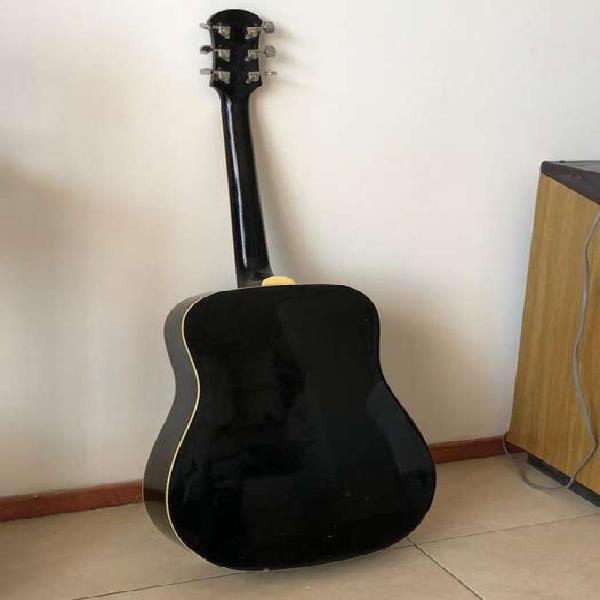 Vendo guitarra acustica texas. No permuto. Calibrada y con