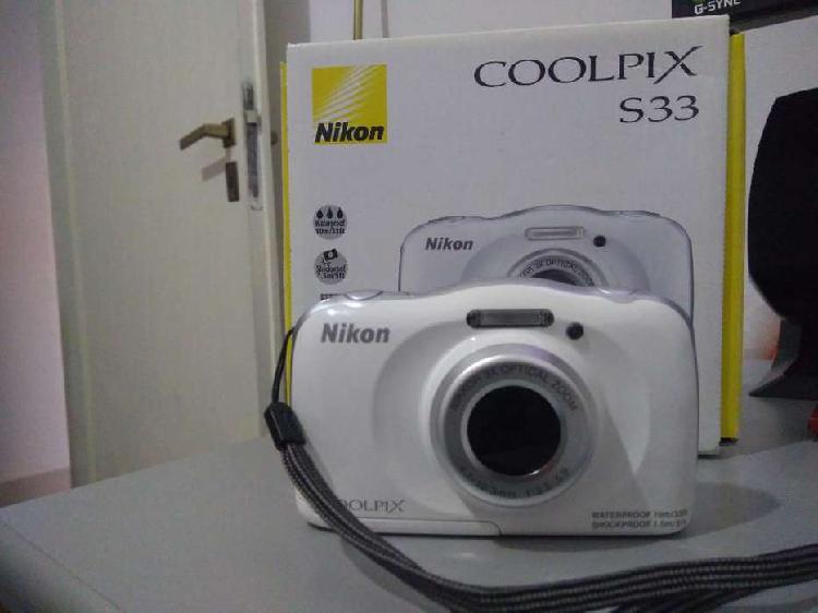 Cámara Digital Sumergible Nikon S33