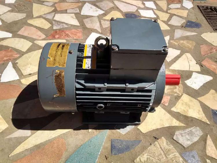 Motor CZERWENY 1AI100I 1-4