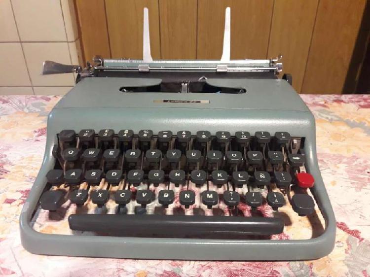 Máquina de escribir con funda. Olivetti