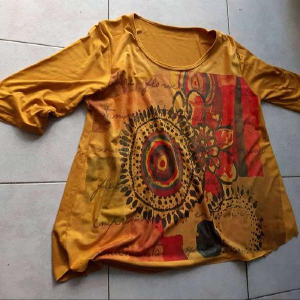 VENDO REMERA DE TELA GAMUZADA, CON ESTAMPA X DELANTE PINTADA