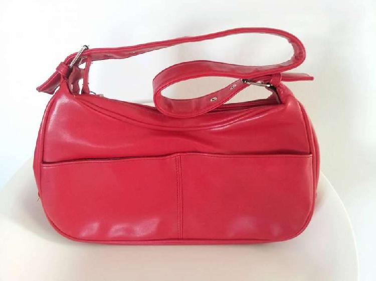 Cartera roja con 2 bolsillos delanteros y 1 atrás con