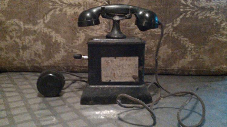 Teléfonos antiguos. Uno muy antiguo. En perfecto estado