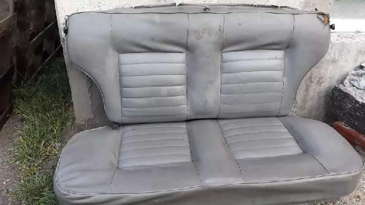 Asiento trasero de fiat 600 mas paragolpe.