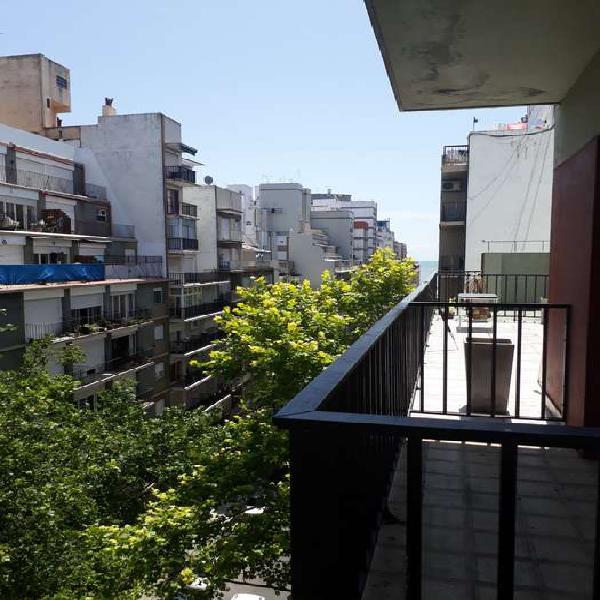 Un Ambiente Dividido, a la calle con balcón. Hermitage