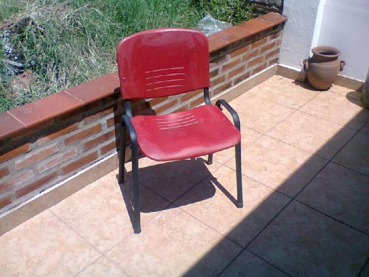 2 SILLAS FIJAS APILABLES CON PATAS DE CAÑO Y ASIENTO DE