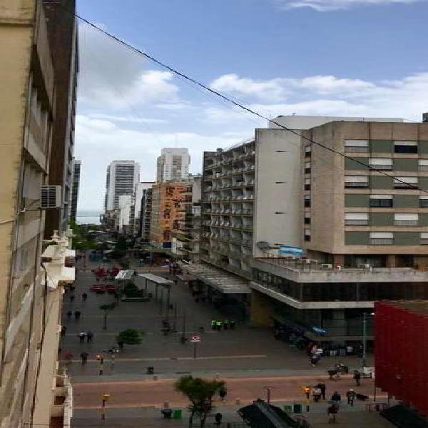 3 ambientes a la calle con balcón saliente