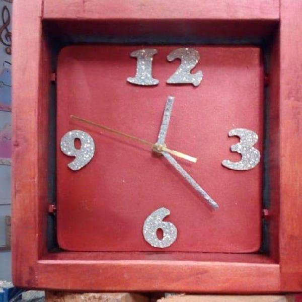 Reloj artesanal en madera pintada, barnizada y decorada