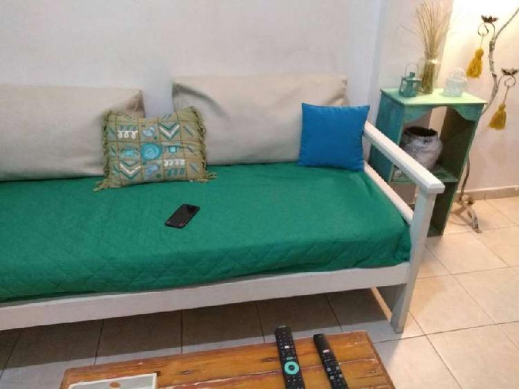Vendo sofá cama de maderaa