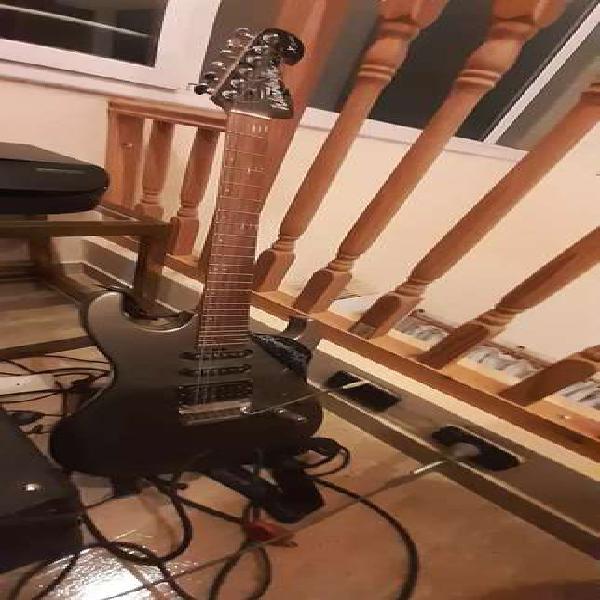 Guitarra eléctrica con amplificador y pedal