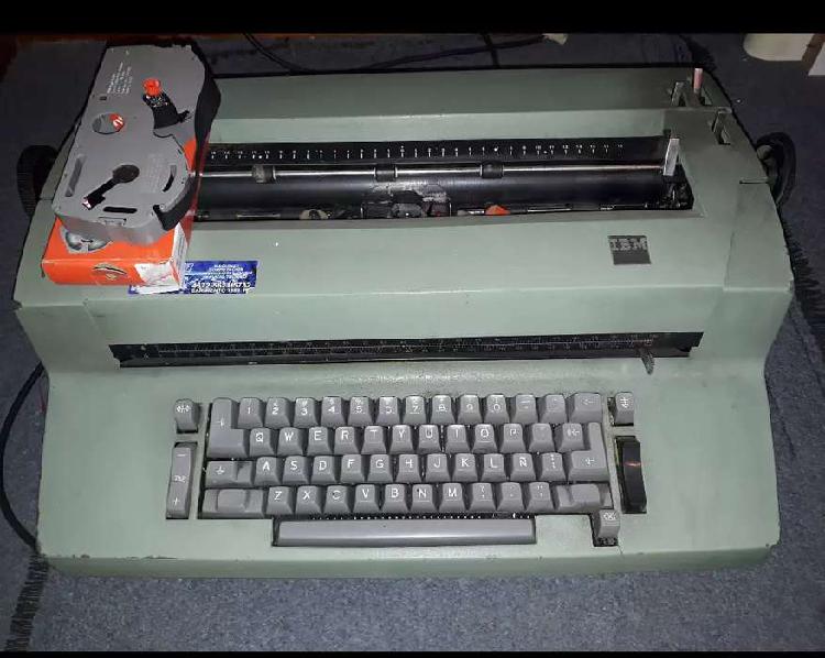 Máquina de escribir eléctrica. IBM necesita service de