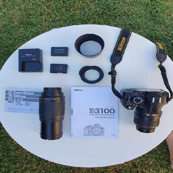 Nikon D3100 con objetivo 18-55mm, más objetivo AF ZOOM