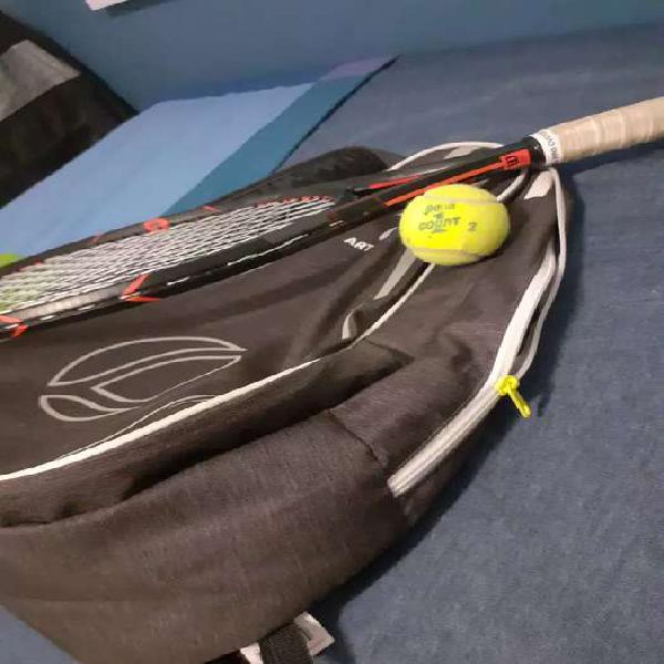 Vendo raqueta Wilson 2 meses de uso con funda y pelota.
