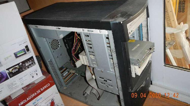 A vendo PC sin Monitor Es una Pentium II Intel