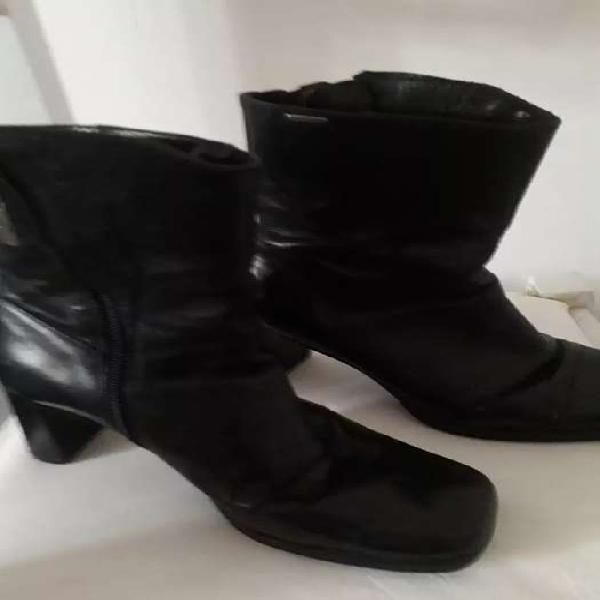 Vendo bota corta negra