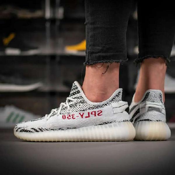 Yeezy boos 350 v2 zebra