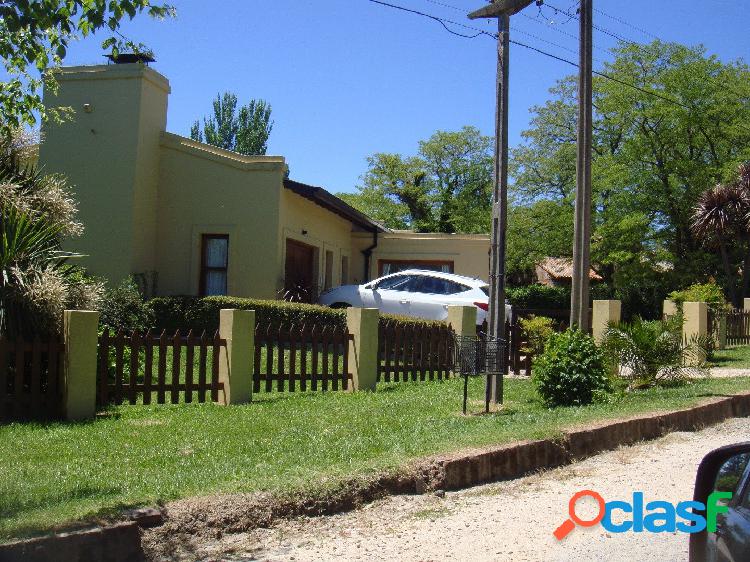 Casa IMPECABLE ESTADO en Barrio residencial