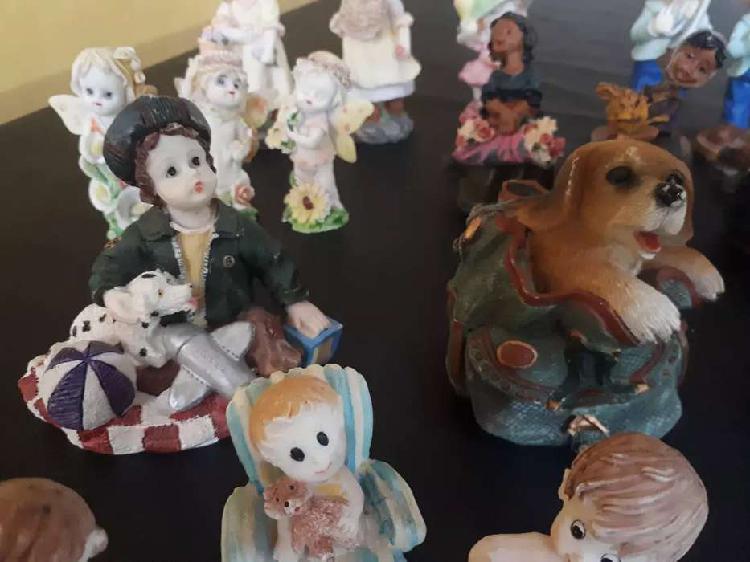 Delicada Coleccion de 25 de muñecas de Porcelana Fria