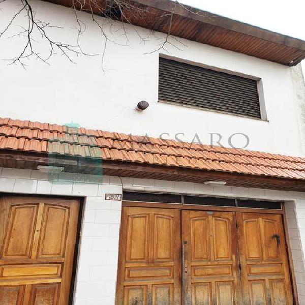 Galpón con vivienda de 3 ambientes con patio, Mataderos.