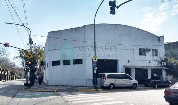 Galpón en esquina con entrada de camión, Mataderos.