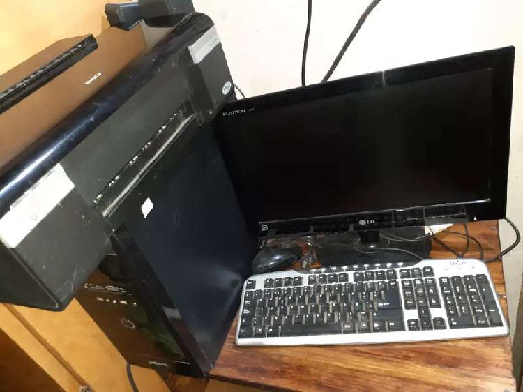 PC de escritorio con impresora
