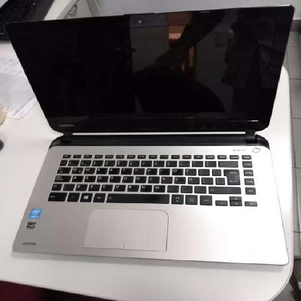 Vendo computadora laptop Toshiba Skullcandy