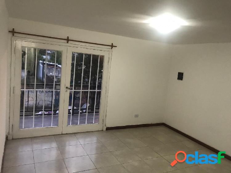 Departamento En Planta Alta con balcon a la calle