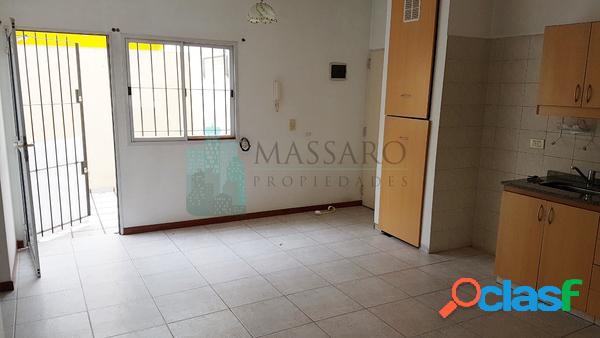 Departamento en planta baja al frente, 2 ambientes con