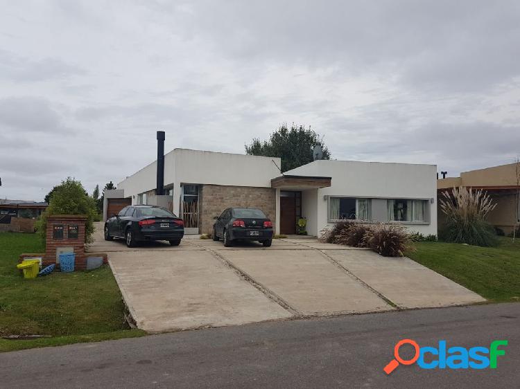 Descripción Casa 4 ambientes. Garage y quincho. Rumenco.