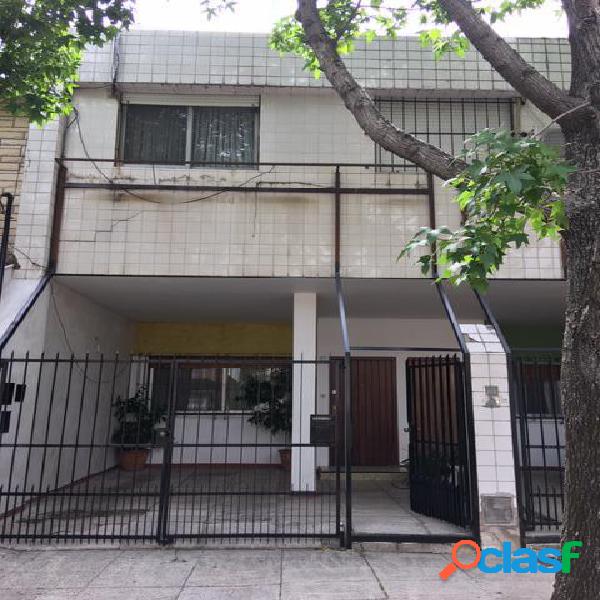 Buen duplex, cochera, jardin con parrilla.