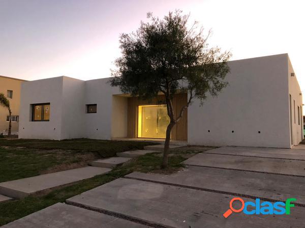 Casa en Venta. 3 Amb. 2 Dor. 214 M2. 171 M2 Cub.