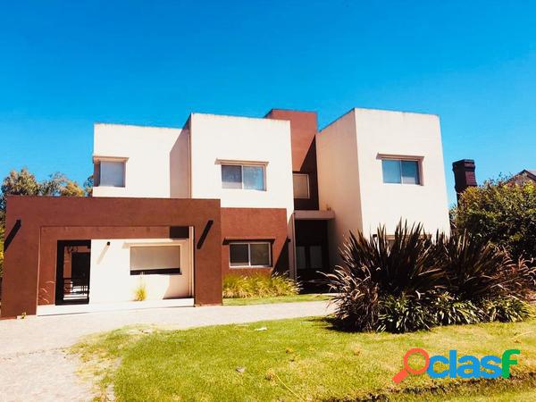 Casa en Venta. 4 Amb. 3 Dor. 830 M2. 230 M2 Cub.